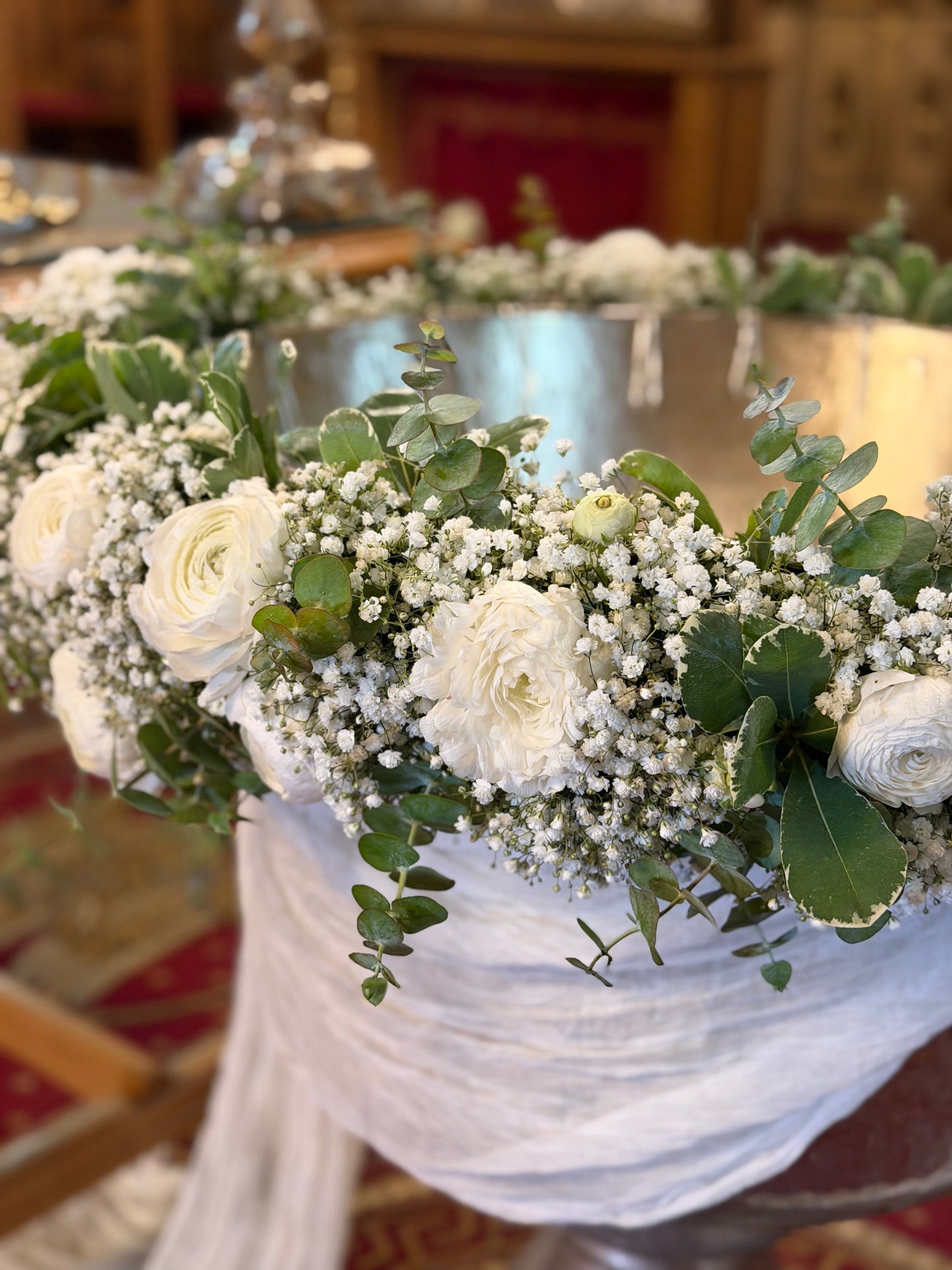 Aranjament pentru cristelnita tip ghirlanda cu ranunculus si gypsophila