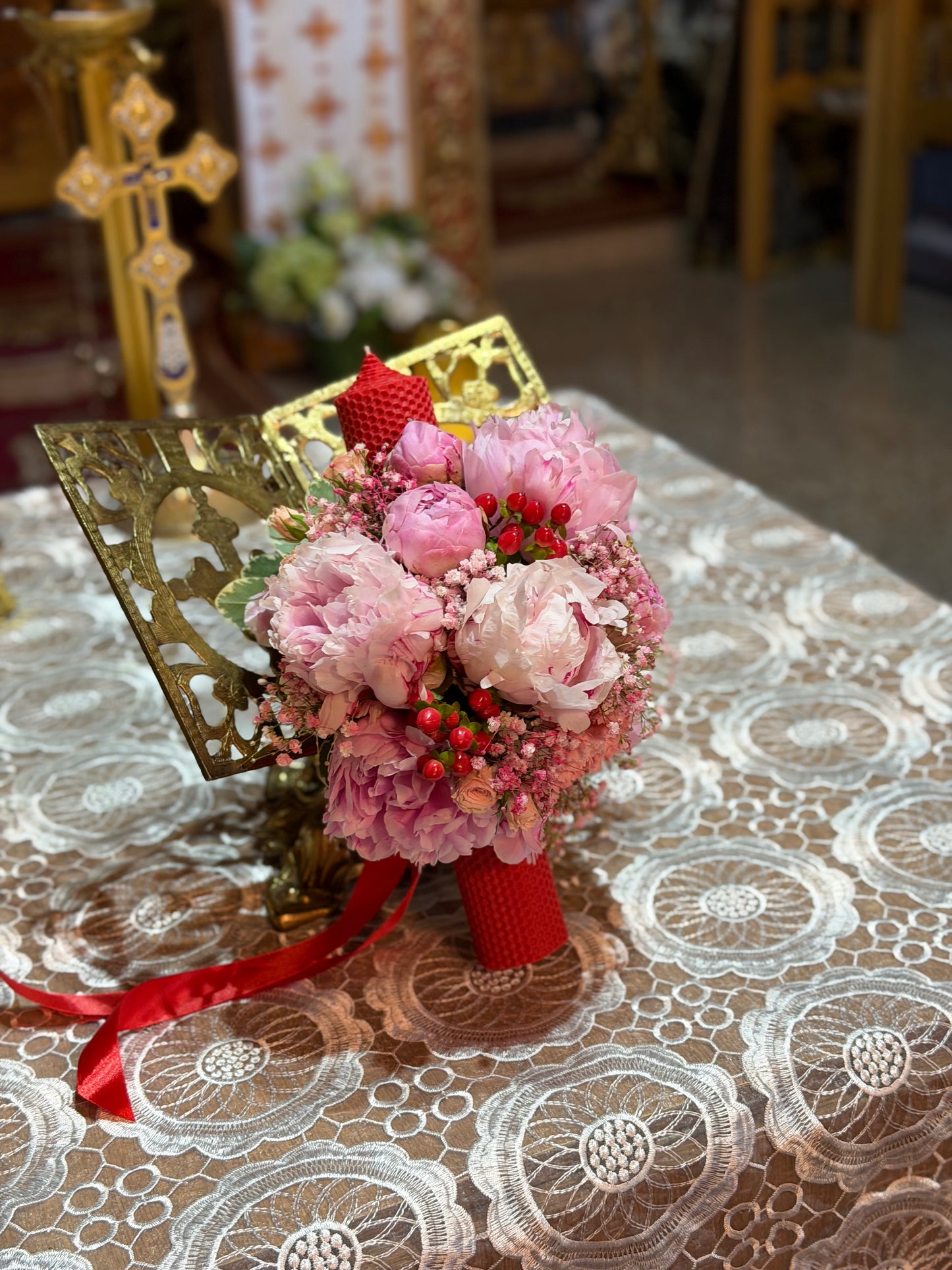 Lumanare de botez cu bujori si gypsophila