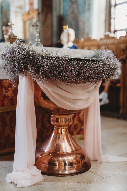Aranjament pentru cristelnita tip ghirlanda cu gypsophila colorata