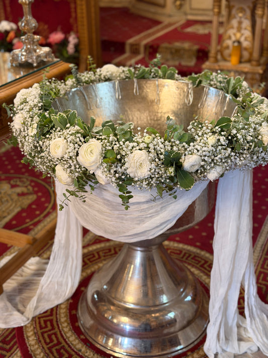 Aranjament pentru cristelnita tip ghirlanda cu ranunculus si gypsophila