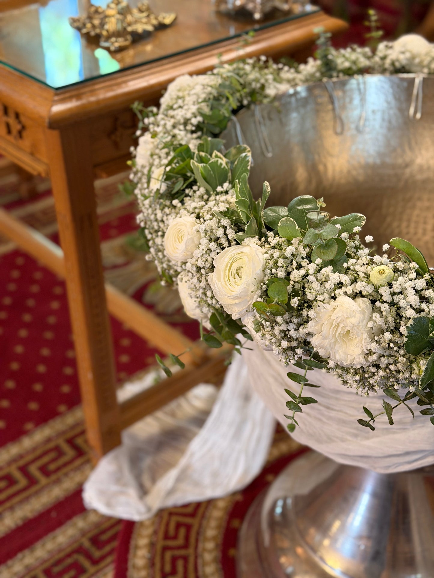 Aranjament pentru cristelnita tip ghirlanda cu ranunculus si gypsophila
