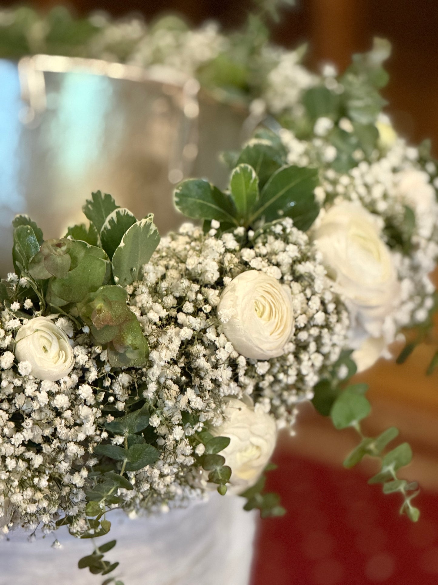 Aranjament pentru cristelnita tip ghirlanda cu ranunculus si gypsophila