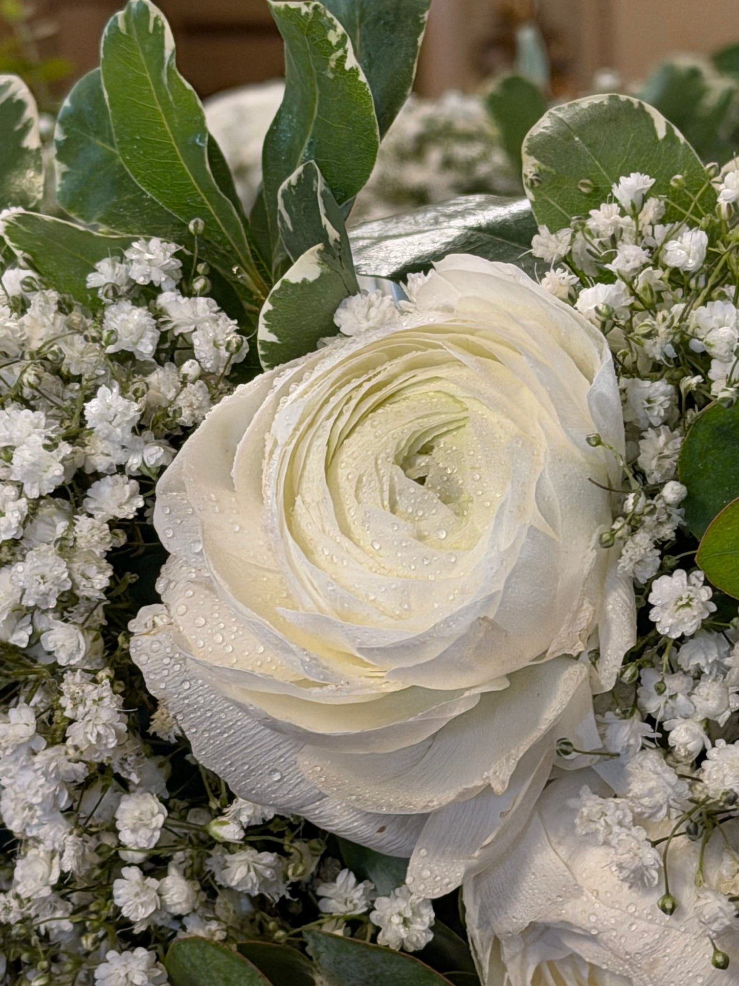 Aranjament pentru cristelnita tip ghirlanda cu ranunculus si gypsophila