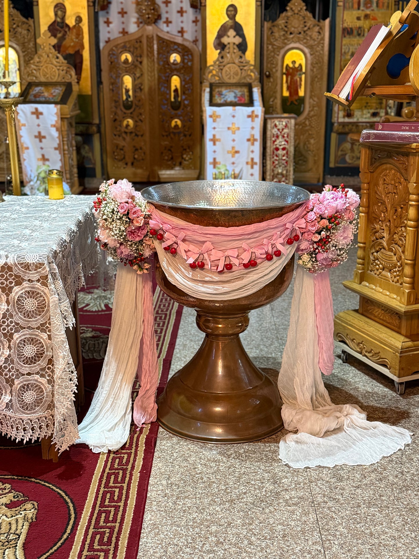 Decor pentru cristelnita cu bujori, gypsophila si miniroze