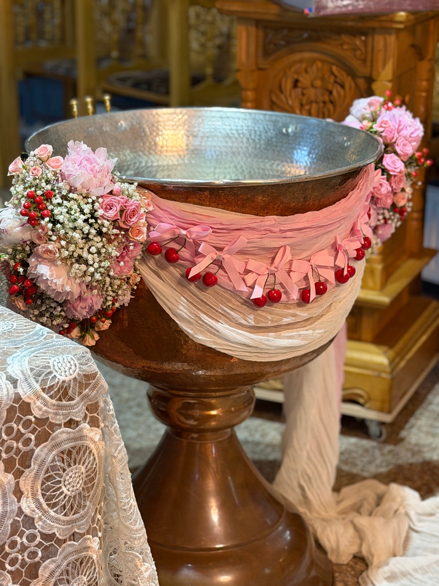 Decor pentru cristelnita cu bujori, gypsophila si miniroze