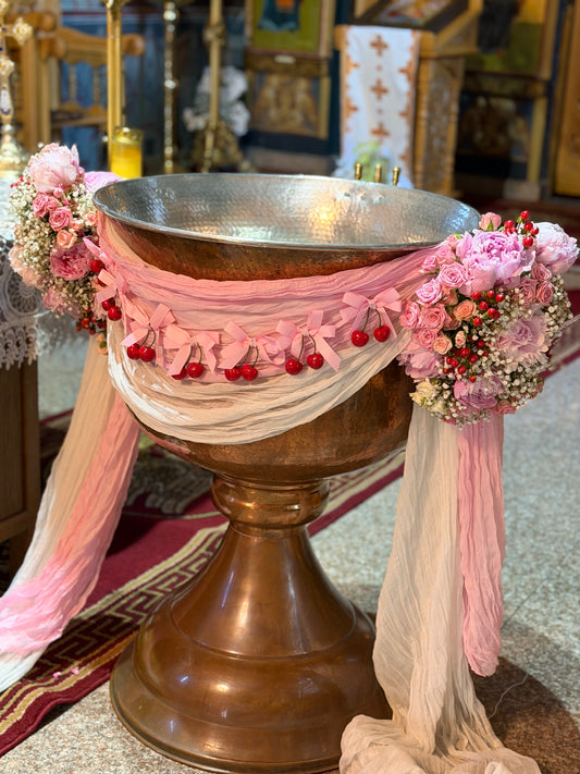 Decor pentru cristelnita cu bujori, gypsophila si miniroze