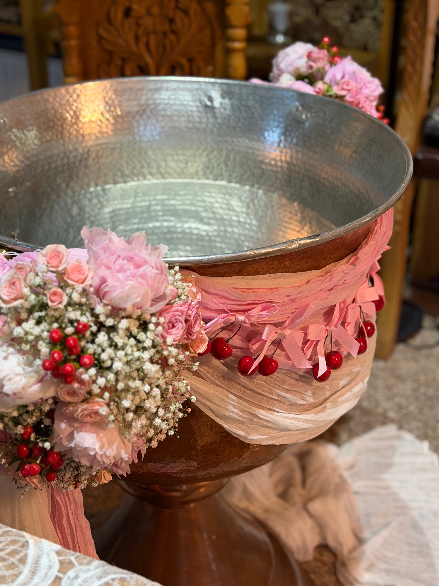 Decor pentru cristelnita cu bujori, gypsophila si miniroze