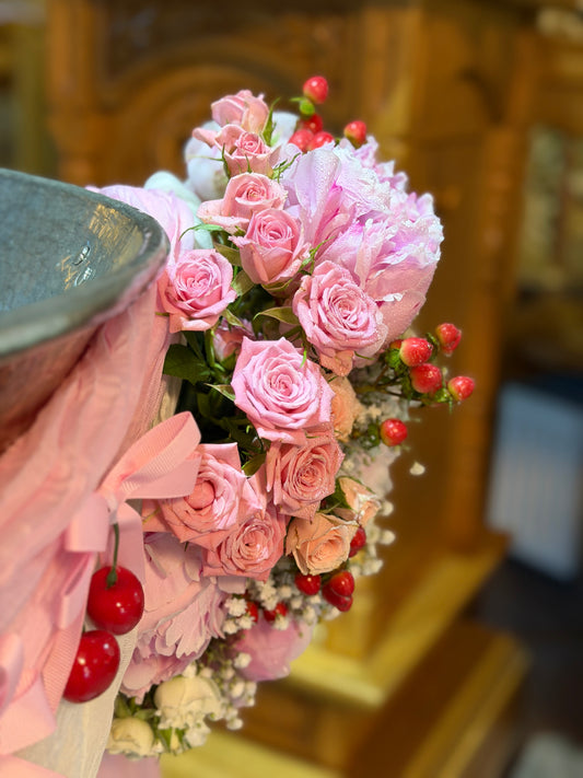 Decor pentru cristelnita cu bujori, gypsophila si miniroze