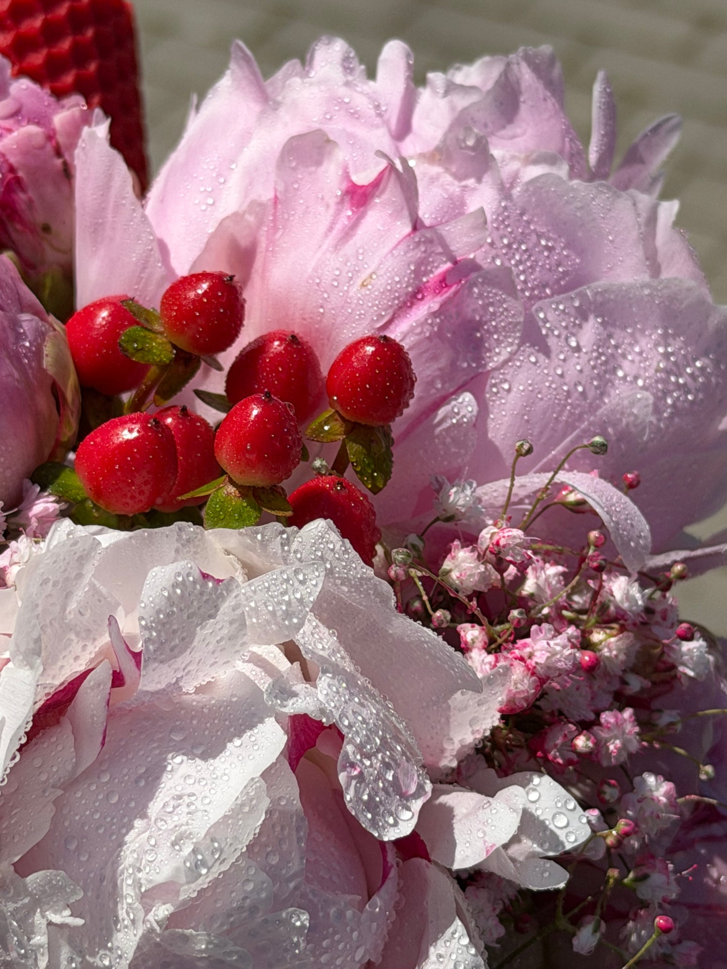 Lumanare de botez cu bujori si gypsophila