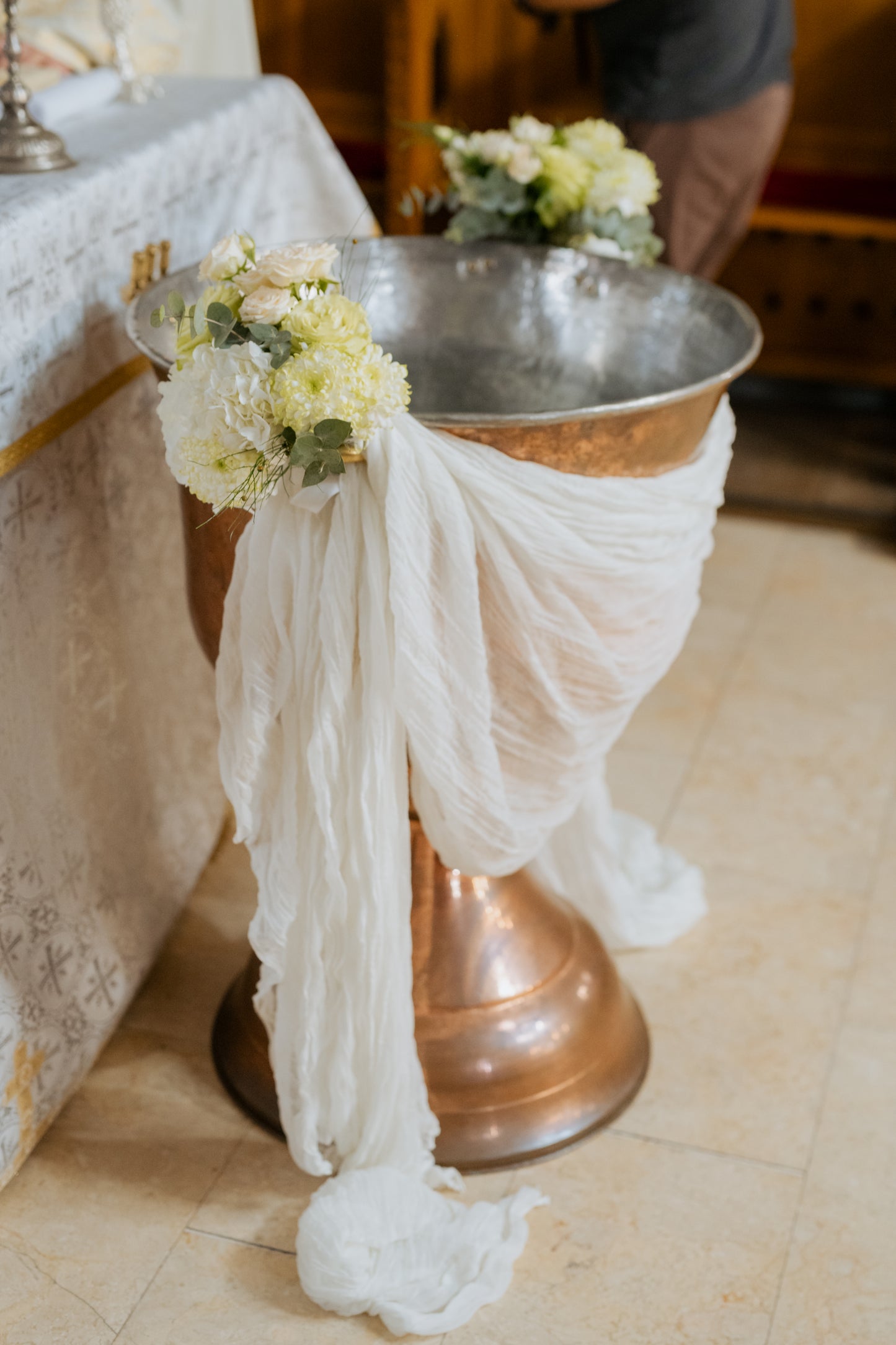 Decor pentru cristelnita cu hortensie, trandafiri, crizanteme si eucalipt